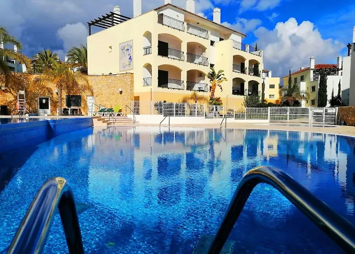 Casa Pips-elegant 3 Bed House In O Pomar بيت للعطل